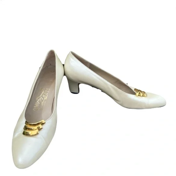 Salvatore Ferragamo Vintage Ivory Leather Pumps – Classic Elegance - Picture 4 of 12